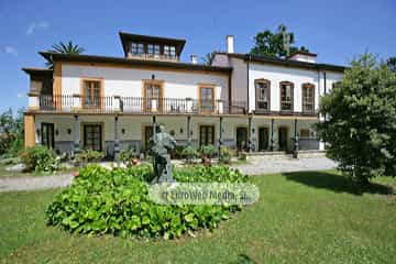 Exteriores. Escultura «Antonio Velázquez de Herrero»