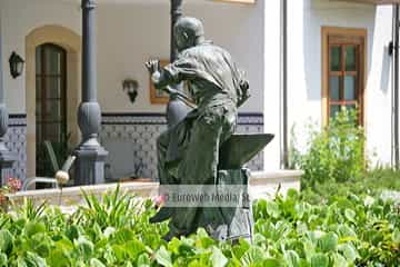 Exteriores. Escultura «Antonio Velázquez de Herrero»