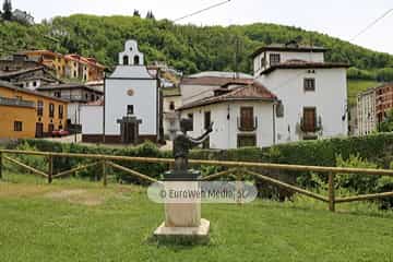 Escultura «Sociedad de Artesanos Nuestra Señora del Carmen». Escultura «Monumento a la Descarga»