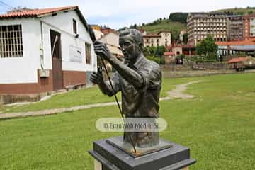 Escultura «Sociedad de Artesanos Nuestra Señora del Carmen». Escultura «Monumento a la Descarga»