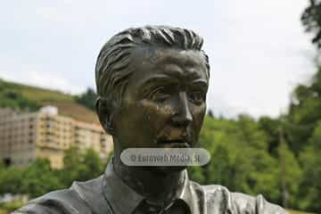 Escultura «Sociedad de Artesanos Nuestra Señora del Carmen». Escultura «Monumento a la Descarga»