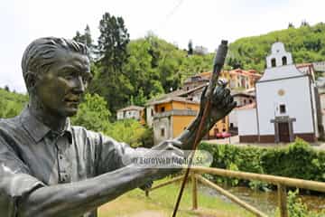 Escultura «Sociedad de Artesanos Nuestra Señora del Carmen». Escultura «Monumento a la Descarga»