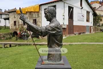 Escultura «Sociedad de Artesanos Nuestra Señora del Carmen». Escultura «Monumento a la Descarga»