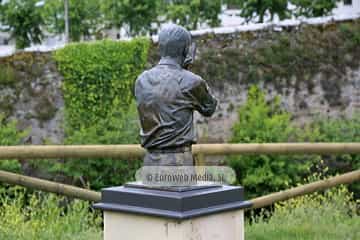 Escultura «Sociedad de Artesanos Nuestra Señora del Carmen». Escultura «Monumento a la Descarga»