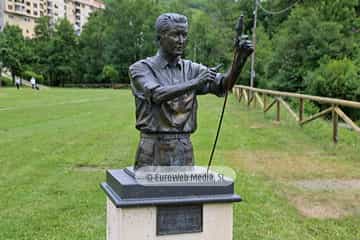 Escultura «Sociedad de Artesanos Nuestra Señora del Carmen». Escultura «Monumento a la Descarga»