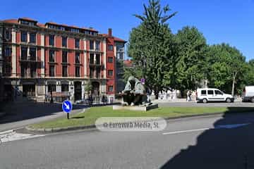 Escultura «Monumento a Campomanes»