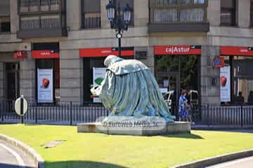 Escultura «Monumento a Campomanes»