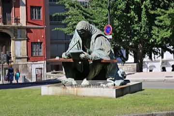 Escultura «Monumento a Campomanes»