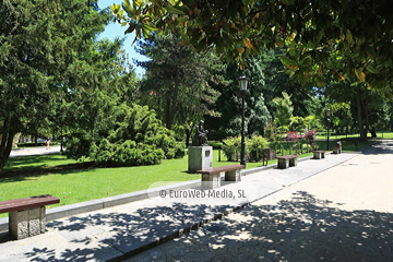 Escultura «Maternidad» (Oviedo). Escultura «Maternidad»