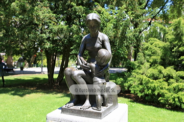 Escultura «Maternidad» (Oviedo). Escultura «Maternidad»