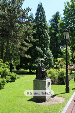 Escultura «Maternidad» (Oviedo). Escultura «Maternidad»