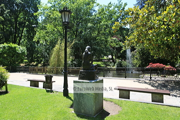 Escultura «Maternidad» (Oviedo). Escultura «Maternidad»
