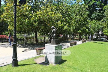 Escultura «Maternidad» (Oviedo). Escultura «Maternidad»