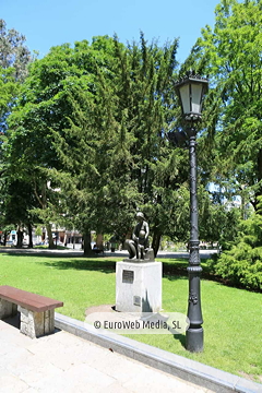Escultura «Maternidad» (Oviedo). Escultura «Maternidad»