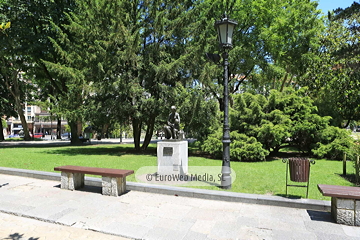 Escultura «Maternidad» (Oviedo). Escultura «Maternidad»