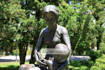 Escultura «Maternidad» (Oviedo). Escultura «Maternidad»