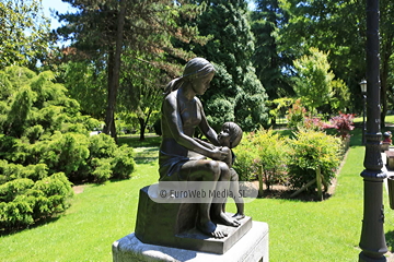 Escultura «Maternidad» (Oviedo). Escultura «Maternidad»