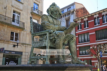 Escultura «Carreño Miranda» en Avilés