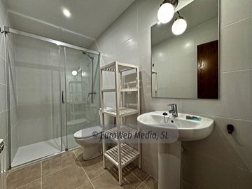 Modelo 1: Baño. Apartamentos San Pedro Llanes