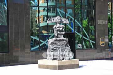 Escultura «Menina»