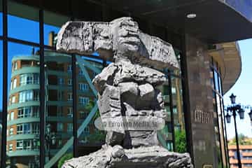 Escultura «Menina»