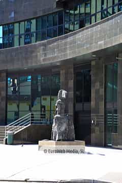 Escultura «Menina»