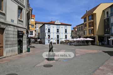 Escultura «Homenaje a las vendedoras de Grado»