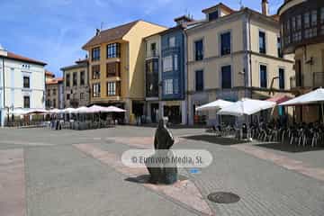 Escultura «Homenaje a las vendedoras de Grado»