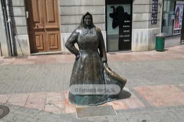 Escultura «Homenaje a las vendedoras de Grado»