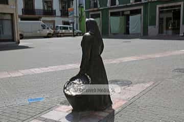 Escultura «Homenaje a las vendedoras de Grado»