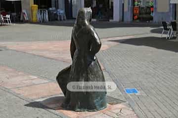 Escultura «Homenaje a las vendedoras de Grado»