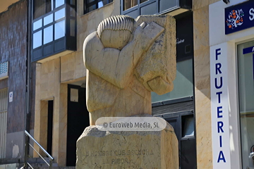 Escultura «Al hombre que escucha la piedra» en Avilés