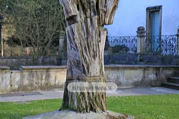 Escultura «Tejo herido» en Avilés