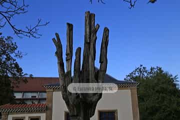 Escultura «Tejo herido» en Avilés