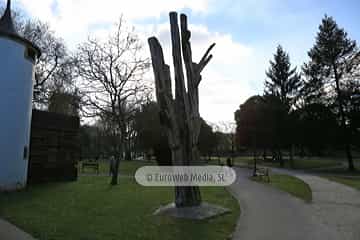 Escultura «Tejo herido» en Avilés