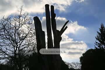 Escultura «Tejo herido» en Avilés