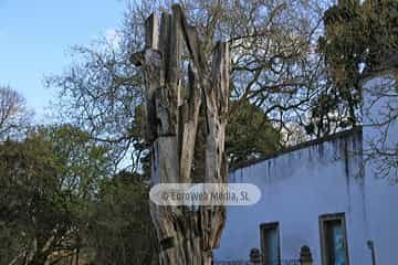 Escultura «Tejo herido» en Avilés