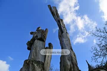 Escultura «Tejo herido» en Avilés