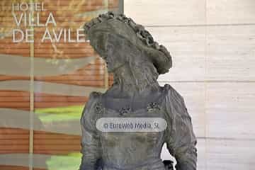 Escultura «Marta y María» en Avilés
