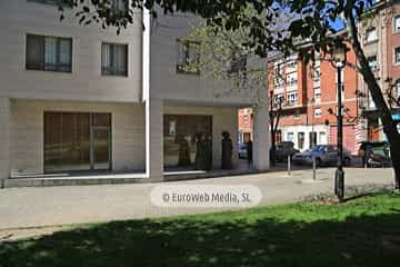 Escultura «Marta y María» en Avilés