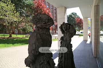 Escultura «Marta y María» en Avilés