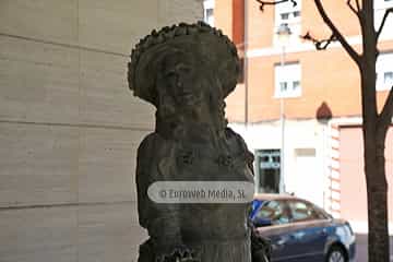 Escultura «Marta y María» en Avilés