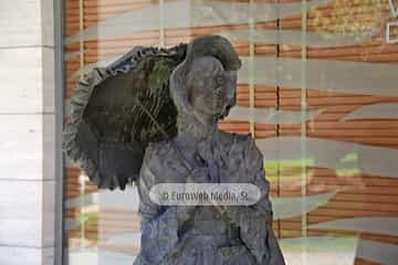 Escultura «Marta y María» en Avilés