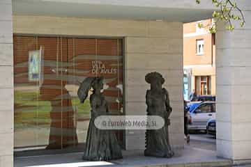 Escultura «Marta y María» en Avilés