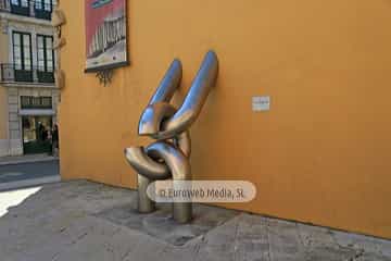 Escultura «Eslabón» en Avilés