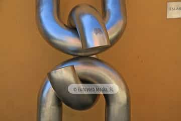 Escultura «Eslabón» en Avilés