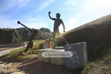 Escultura «El Hondero Balear» en Salinas