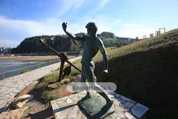 Escultura «El Hondero Balear» en Salinas