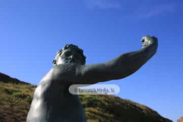 Escultura «El Hondero Balear» en Salinas
