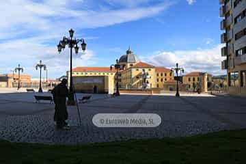Escultura «Juan Pablo II» en Oviedo